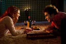 Penny (Drew Barrymore) und Chuck (Sam Rockwell) spielen gemeinsam Scrabbel