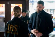 Bilder zu einer FBI-Episode mit Abigail Hawk als Carolyn Eugene und Zeeko Zaki als Special Agent Omar Adom Zidan.
