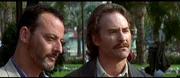 Der Polizist Jean-Paul (Jean Reno, li.) und Kleinganove Luc (Kevin Kline) liefern sich ein st&auml;ndiges Katz- und Maus-Spiel..