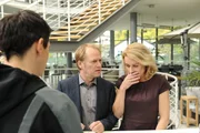 Ulf (Rainer Strecker, r.) und Sabine Schenk (Natalie O'Hara, l.) reagieren schockiert, als sie von Rico Sander (Benjamin Strecker, l.) erfahren, dass Ulfs Bruder ermordet wurde. Ulf (Rainer Strecker, r.) und Sabine Schenk (Natalie O'Hara, l.) reagieren schockiert, als sie von Rico Sander (Benjamin Strecker, l.) erfahren, dass Ulfs Bruder ermordet wurde.