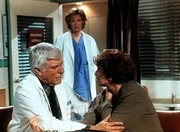 Dr. Mark Sloan (Dick Van Dyke, l.) tröstet die Krankenschwester Jane (Tricia O'Neil, r.), die gerade erfahren hat, dass ihr verschwundener Liebhaber damals ermordet wurde. Dr. Mark Sloan (Dick Van Dyke, l.) tröstet die Krankenschwester Jane (Tricia O'Neil, r.), die gerade erfahren hat, dass ihr verschwundener Liebhaber damals ermordet wurde.