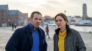 Das sichergestellte Handy des Toten f&uuml;hrt die Ermittler Karoline Joost (Nike Fuhrmann) und Lars P&ouml;hlmann (Dominic Boeer) zu einem Treffen am Hafen. Jemand hat Sven Thaler geschrieben, dies sei seine "letzte Chance". K&ouml;nnen die Kommissare herausfinden, mit wem Sven Thaler Probleme hatte? Warum hat er Wismar f&uuml;r Jahre den R&uuml;cken gekehrt und ist aus dem Nichts wieder aufgetaucht?