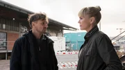 Dirk M&uuml;ller (Florian Lukas) und Helen Dorn (Anna Loos) unterhalten sich &uuml;ber die Brandstiftung.