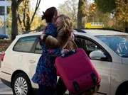 Wiedersehensfreude: Coco (Luisa Liebtrau, li.) reist extra zu Brunos Geburtstag an. (Lena Schneidewind, re.)