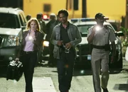 Catherine (Marg Helgenberger) und Warrick (Gary Dourdan, Mi.) sind auf dem Weg zu einem Doppelmord im Rancho Center Motel.