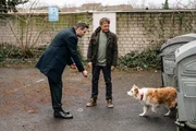 Die Kommissare Matti Wagner (Pierre Besson, r.) und Jonas Fischer (Lukas Piloty, l.) treffen am Tatort auf den Hund des Opfers.