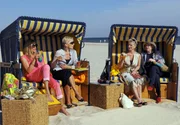 Margot Ro&szlig;hauptner (Hansi Jochmann, re.) befindet sich in Gesellschaft der reichen Damen Utta Verhoven (Gesche Tebbenhoff, li.), Lilly Teichgr&auml;ber (Heike Schroetter, 2.v.li.) und Carmen Sch&auml;ffling (Monika Peitsch).