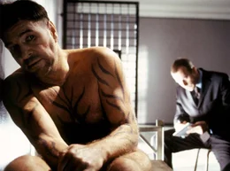 In der U-Haft hat man Frank Karmann (G&ouml;tz George) die Kleider weggenommen, damit er aufh&ouml;rt zu randalieren. Christian Weller (Heino Ferch) will seine Verteidigung nur &uuml;bernehmen, wenn er sicher ist, dass Karmann die Wahrheit sagt.