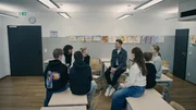 Jochen Breyer in einer Realschule in M&uuml;nchen. Die Sch&uuml;ler und Sch&uuml;lerinnen erz&auml;hlen, wie lange sie tats&auml;chlich bei Social Media sind. Einige knacken locker die Marke von zehn Stunden am Tag.