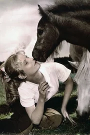 Dalli (Heidi Br&uuml;hl) f&uuml;hlt sich in der Gesellschaft ihrer Ponies am wohlsten.