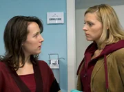 Sabine Berlitz (B&auml;rbel Schleker, links) begegnet in der Sachsenklinik der Assistentin ihres Noch-Ehemannes. Als sie vor ihr steht, wird Sabine klar, dass Fredericke Mathal (Nadja Petri) nicht nur die Assistentin ihres Mannes ist.