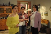 Rosi verlangt von Kathi eine Erkl&auml;rung f&uuml;r den Verbleib des Geldes. Von links: Katharina Benninger (Carina Dengler), Monika Vogl (Christine Reimer) und Rosi Brunner (Brigitte Walbrun).