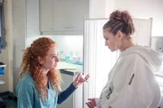 Meike (Sarah Hannemann, l.) versucht ihrer kleinen Schwester Hanna (Valerie Eisenbart) zu erkl&auml;ren, dass sie endlich Verantwortung f&uuml;r ihr Handeln und ihr baldiges Kind &uuml;bernehmen muss.