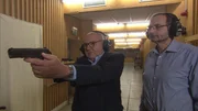Der Waffen-Sachverst&auml;ndige des LKA, Axel Manthei (rechts), l&auml;sst Oliver Bendixen mit einer Waffe Probe zielen.
