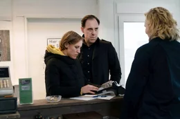 Weil Henning Karoske (Thomas Loibl) die Geldtasche wieder haben will, die ihm geklaut wurde, zwingt er Evi (Annika Meier, links), ihr Auto auszul&ouml;sen. Maren (Rosalie Thomass, rechts) versucht, sich nicht anmerken zu lassen, dass sie ahnt, worum es ihm geht ...