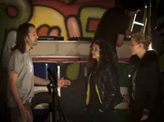 SPAX (li.) bespricht mit Annikas (Alexandra Schiller) Managerin Sina (Kristina Karst, re.) den heutigen Auftritt.