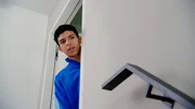 Omar (Ilias Admi) hat Hausarrest von seiner Mutter bekommen und muss in seinem Zimmer bleiben. Sein Vater setzt sich für ihn ein, doch das geht nach hinten los. Omar (Ilias Admi) hat Hausarrest von seiner Mutter bekommen und muss in seinem Zimmer bleiben. Sein Vater setzt sich für ihn ein, doch das geht nach hinten los.