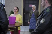 Eine Befragung der Polizei zu dem Brauerei-Diebstahl bringt Kathi in Schwierigkeiten. Von links: Katharina Benninger (Carina Dengler), Theresa Brunner (Ursula Erber) und KLD.