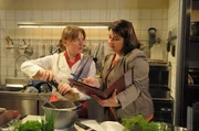 Vroni ger&auml;t aufgrund ihrer Doppelbelastung als K&ouml;chin und B&uuml;rgermeisterin unter Druck. Von links: Veronika Brunner (Senta Auth) und Monika Vogl (Christine Reimer).