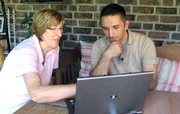 Christel (67) und Trödelexperte Mauro Corradino betreiben Verkaufsrecherche im Internet. Christel (67) und Trödelexperte Mauro Corradino betreiben Verkaufsrecherche im Internet.