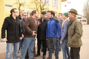 Pfarrer Kurz versucht, eine Schl&auml;gerei zwischen den aufgebrachten Wangenern und den Lansingern zu verhindern. Von links: KLD, Benedikt Kurz (Florian Perchtold), Vinzenz Kurz (Hans Stadlbauer), Florian Brunner (Tommy Schwimmer), Yvonne Preissinger (Alexa Eilers) und Lorenz Schattenhofer (Werner Rom).