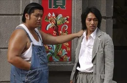 Als der M&ouml;chtegern-Ganove Sing (Stephen Chow, r.) und sein Kumpel Gu (Lam Tze Chung, l.) in die neue Stadt kommen, ahnen sie nicht, in welchen Schlamassel sie noch geraten werden ...