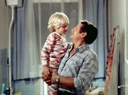 F&uuml;nf Jahre sind seit den Ereignissen um die Wiederverheiratung von Erwin Mai vergangen. Vati (Erik S. Klein) mit Tochter Fr&auml;nze (Ina Reuter).