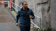 Tyrone Clarke (Ukweli Roach) geht einer Spur nach. Tyrone Clarke (Ukweli Roach) geht einer Spur nach.