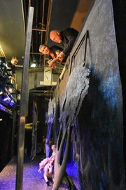 Weltkulturerbe im Weltkulturerbe. Die Technik des Spiels im Marionettentheater Sch&ouml;nbrunn ist so speziell, dass sie von der UNESCO in die Liste des immateriellen Weltkulturerbes aufgenommen wurde. Die Betreiber Christine und Werner Hierzer.