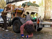 Ingrid (Jutta Kammann, li.) bekommt von Marianne Maisenbacher (Anja Topf, fallend) einen alten Sekret&auml;r geliefert, den sie selbst abbeizen will. Doch beim Abladen des Sekret&auml;rs hat Marianne einen schweren Unfall .