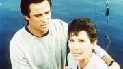 Elaine Warwick (Elinor Donahue) ist emp&ouml;rt, da&szlig; man ihren toten Bruder nach wie vor f&uuml;r einen M&ouml;rder und Vergewaltiger h&auml;lt. Nick (Joe Penny) versucht, sie zu beruhigen.