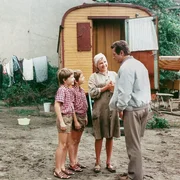 Szene mit den Zwillingen Kalle und Kulle (Ralf und Rolf Lemcke), Helga Labudda als Monika B&uuml;ttner und Erik S. Klein als Erwin Mai.