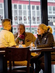 Sig (2.v.r.) und Mandy (r.) setzen sich mit Restaurantbesitzern zusammen.