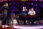 Moderator Kai Pflaume (l.) mit Rateteam-Kapit&auml;n Elton (r.) und dem Schauspieler Oliver Mommsen (M.).