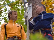 Roland Heilmann (Thomas R&uuml;hmann, rechts) hat die Leitung einer Klinik in Afrika angeboten bekommen. Martin (Bernhard Bettermann), der Roland so einen Schritt nicht zutraut, will Rolands Abenteuerlust erst einmal im Hochseilgarten testen. Und tats&auml;chlich, Roland hat bei einigen Hindernissen mit gro&szlig;er &Uuml;berwindung zu k&auml;mpfen.