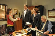 Die Kirchleitners entschuldigen sich bei Kathi. Von links: Katharina Benninger (Carina Dengler), Hubert Kirchleitner (Bernhard Ulrich), Rosi Brunner (Brigitte Walbrun) und Martin Kirchleitner (Hermann Giefer).