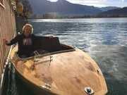 Interiordesigner Alv Kintscher im selbst designten Elektroboot auf dem Tegernsee.