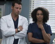 Alex (Justin Chambers, l.) erkennt, dass Jo noch immer unter dem Einfluss ihres Ehemanns auf ihr Leben leidet, w&auml;hrend Maggie (Kelly McCreary, r.) und Jackson in eine unerw&uuml;nschte Familienkonstellation gedr&auml;ngt werden ...