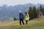Werner Schmidbauer und Sabine Sauer auf dem Weg zum Rehleitenkopf (1338 m).