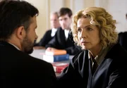 Lena (Michaela May) vertritt den Pfarrer Lukas Schloss (Harald Schrott), der sich wegen Unterschlagung von Kirchengut vor Gericht verantworten muss. Lena (Michaela May) vertritt den Pfarrer Lukas Schloss (Harald Schrott), der sich wegen Unterschlagung von Kirchengut vor Gericht verantworten muss.