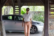 Mélissa Sainte-Rose (Sonia Rolland) ist auf der Suche nach einem ehemaligen Mitarbeiter eines Luxushotels. Es ist der Mann der Ermordeten. Auf ihrer Suche findet sie den unsympathischen Besitzer des Hotels und erfährt einige Neuigkeiten. Mélissa Sainte-Rose (Sonia Rolland) ist auf der Suche nach einem ehemaligen Mitarbeiter eines Luxushotels. Es ist der Mann der Ermordeten. Auf ihrer Suche findet sie den unsympathischen Besitzer des Hotels und erfährt einige Neuigkeiten.