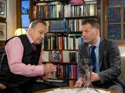 Prof. Simoni (Dieter Bellmann, links) bittet Dr. Heilmann (Thomas R&uuml;hmann) im Notfall die Klinikleitung zu &uuml;bernehmen. Der Professor m&ouml;chte jetzt ganz und gar f&uuml;r Ingrid da sein.