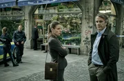 Von links: Hermine Grill (Xenia Tiling) und Jochen Mohn (Stefan Rudolf) am Blumenladen.