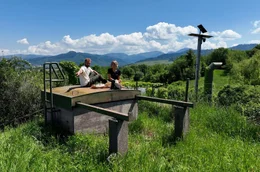 Silke und Peter Rombach haben eine Vision: Das junge Paar plant auf dem ehemaligen Nato-Tanklager bei Staufen Baumhaus-Lodges: Mini-Ferienh&auml;uschen auf Stelzen.