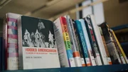 Allein 2025 wurden Tausende B&uuml;cher aus Schulbibliotheken entfernt. Es sind vor allem Werke verboten, die sich mit Rassismus, Sexualit&auml;t und LGBTQ+-Themen befassen. Besonders betroffen sind die Bundesstaaten Texas und Florida.