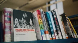 Allein 2025 wurden Tausende B&uuml;cher aus Schulbibliotheken entfernt. Es sind vor allem Werke verboten, die sich mit Rassismus, Sexualit&auml;t und LGBTQ+-Themen befassen. Besonders betroffen sind die Bundesstaaten Texas und Florida.