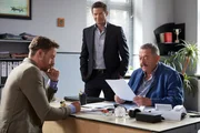 Controller Andreas Lorenz (Ben Blasković, l.) erkl&auml;rt den Kommissaren Hofer (Joseph Hannesschl&auml;ger, r.) und Hansen (Igor Jeftić, M.), wie es sein kann, dass er zur fraglichen Zeit am Tatort gesehen wurde.