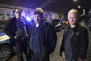 Ein Schwur verbindet Ahlsen (Timo Jacobs, l.), Mertens (Armin Rohde, M.) und Kurth (Rainer Strecker, r.). Niemand darf ein Wort &uuml;ber ihren gemeinsamen Einsatz vor einigen Jahren verlieren.