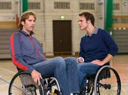Ren&eacute; Beek (Michael Schumacher, rechts) erf&auml;hrt von seinem Freund Bodo (Tillbert Strahl-Sch&auml;fer) , dass dieser an einer unheilbaren Krankheit leidet und wahrscheinlich nur noch zwei Jahre zu leben hat. Bodos Mut trotzdem nicht aufzugeben, &uuml;berzeugt Ren&eacute; schlie&szlig;lich, sich doch operieren zu lassen und der Zeh-Transplantation zuzustimmen.