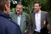 Polizist Mohr (Max M&uuml;ller, l.) erl&auml;utert den Kommissaren Hofer (Joseph Hannesschl&auml;ger, M.) und Hansen (Igor Jeftić, r.) die ersten Ergebnisse der Spurensicherung.